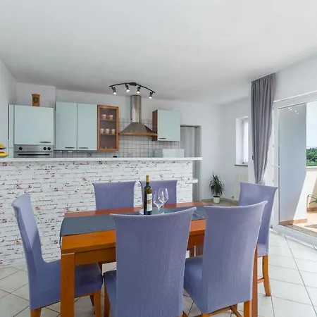 Apartment Emil Pula